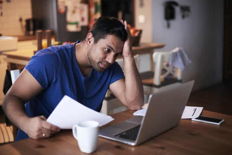 homem usando um laptop em casa